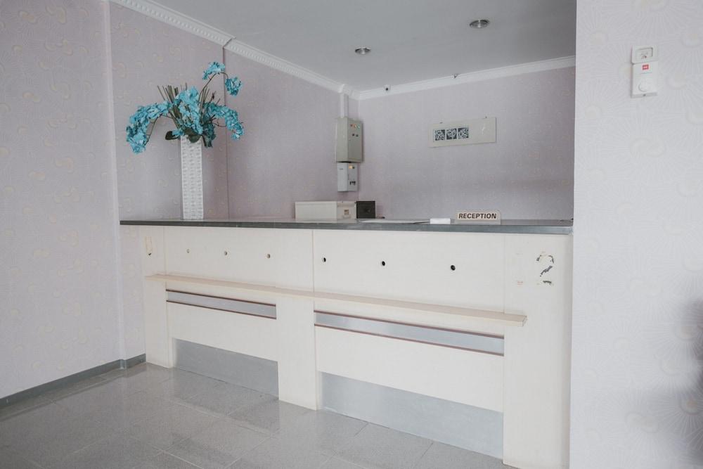 ريد دورز بلس نير إستانا مايمون ميدان منطقة الاستقبال