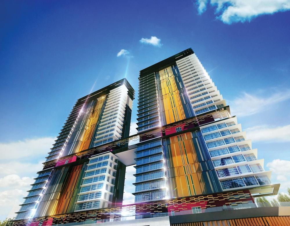 أوبوس بوتيك سويتس باي ناو هير الصورة الأساسية