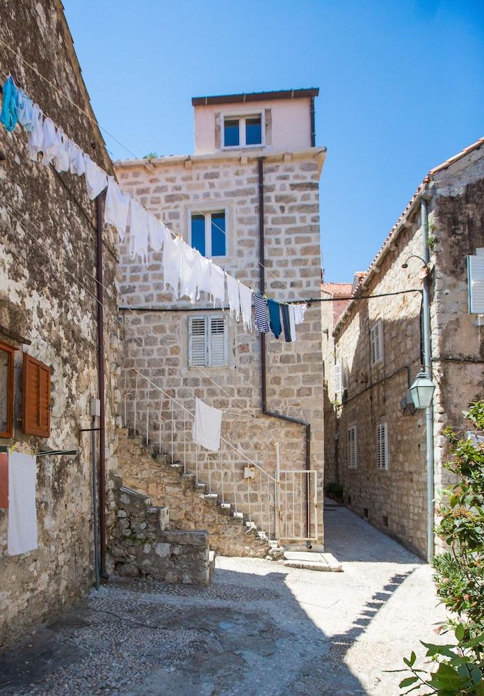 فيّا ميرابيليس، ستونينج سوبيريور فيلا، دوبروفنيك أولد تاون المنطقة الخارجية