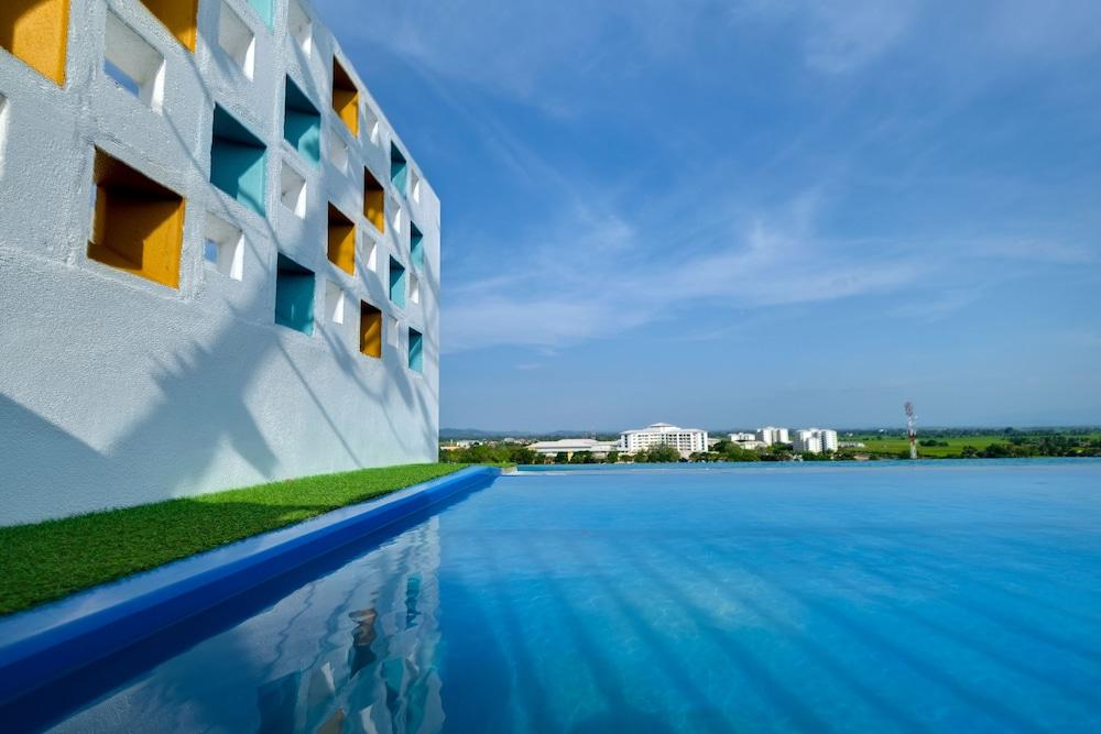 إمبيريو بروفيشيونال سويت باي إمبيريو حمام سباحة مكشوف