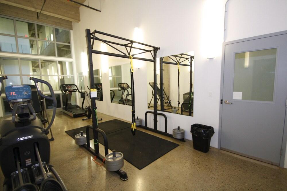 داونتاون إكزاكتيف كوندو لوفت صالة الألعاب الرياضية