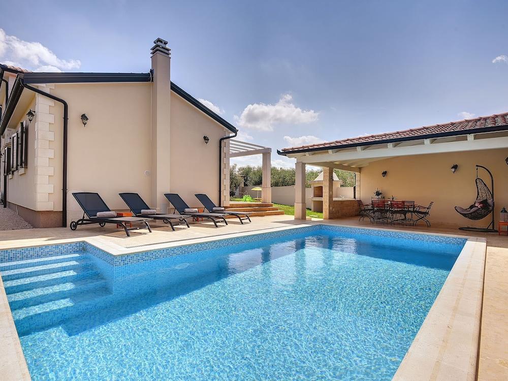 Detached Villa With Private Swimming Pool Near the Sea