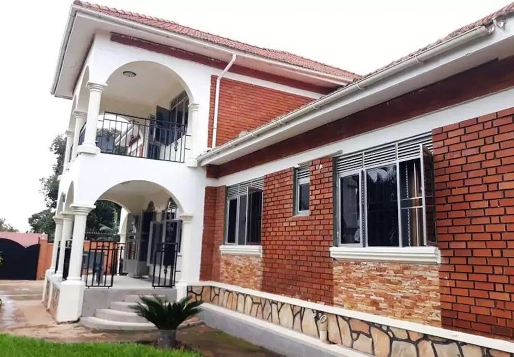 Emra Hotel
