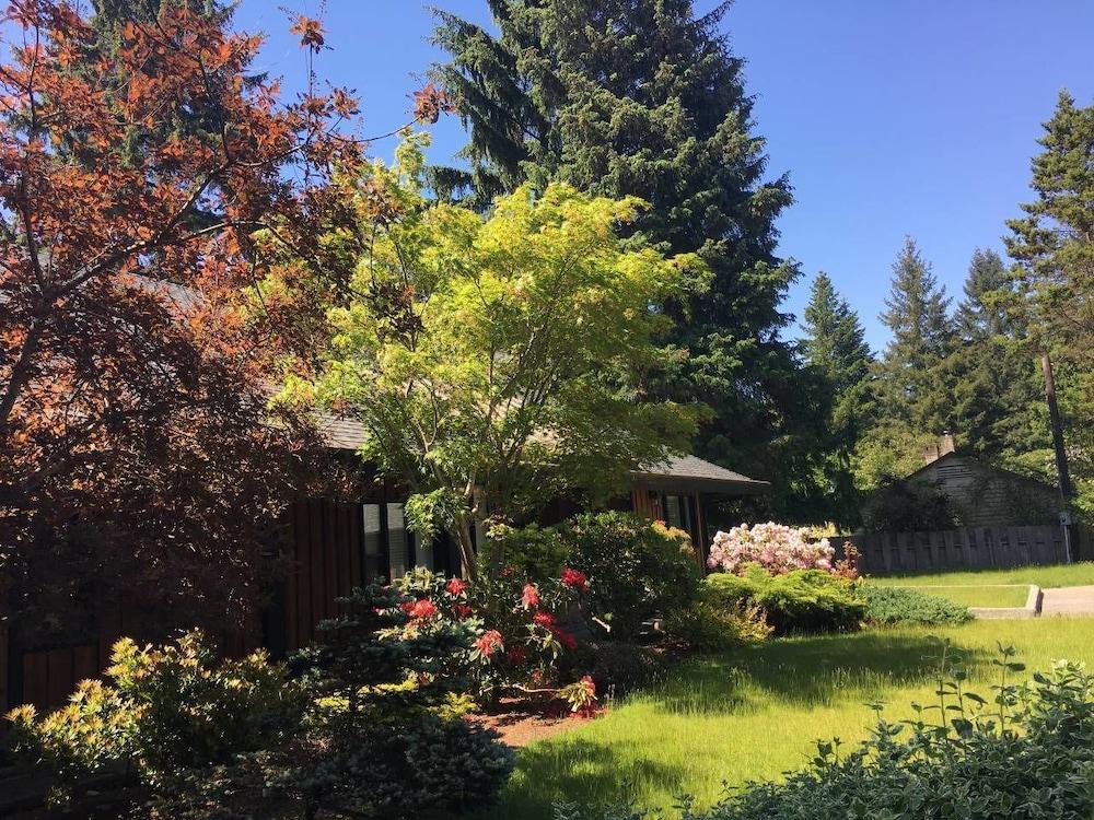 B - Sechelt Private Coastal Home Property Grounds