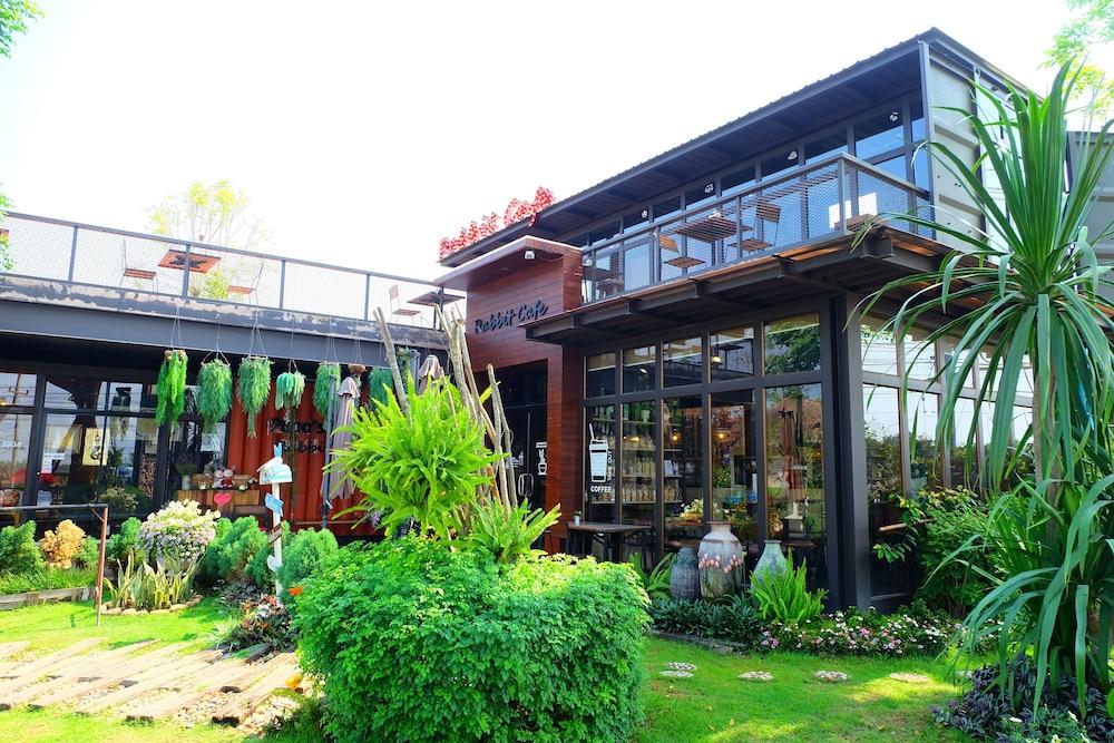 Papa's Home and Rabbit cafe Exterior