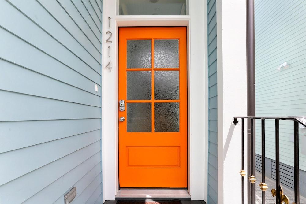 Amazing 4BR w Balcony by Hosteeva Interior Entrance