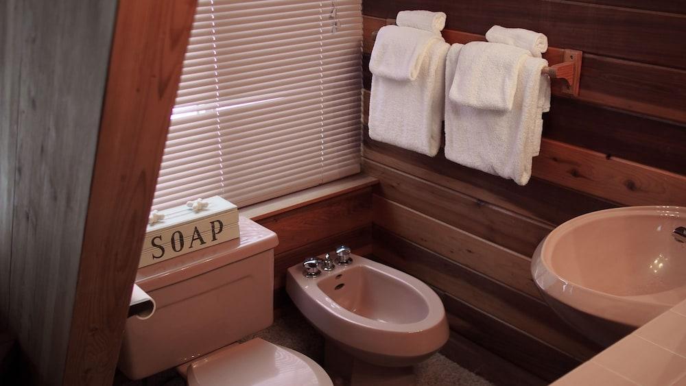 White Pines 4-BD Cabin in the Woods -- Easy Access in Summit Park Bathroom