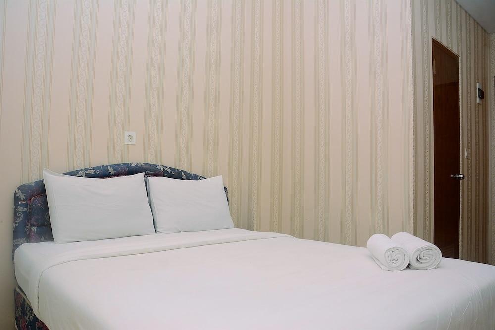 Fully Furnished Studio with Queen Bed at Dave Apartment Room