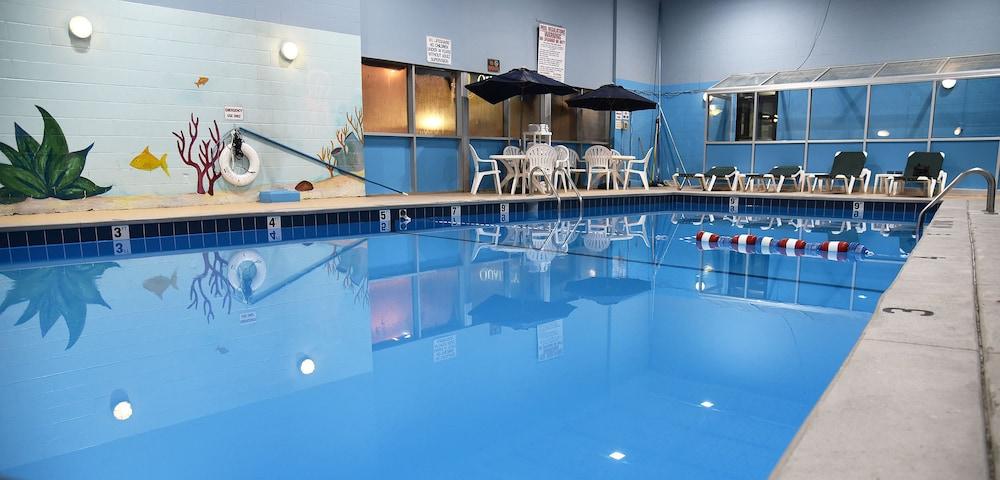 كواليتي إن آند سويتس كاونسيل بلافس - أوماها إيست حمام سباحة مغطى