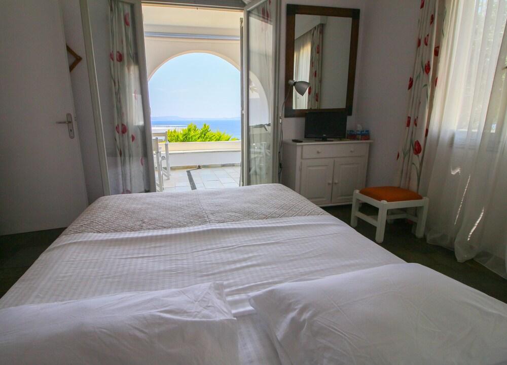 Home with View of Agios Ioannis in Tinos Room