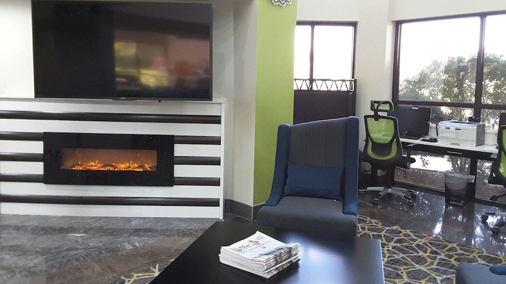 هوليداي إن إكسبرس هوتل آند سويتس باي آيتش جي المنطقة الخارجية