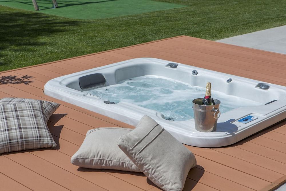 Spacious Villa With Private Pool and Jacuzzi in Porec Exterior