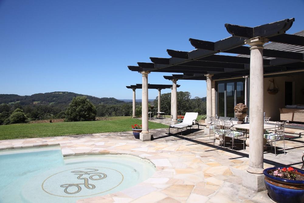 ليندين هول حمام سباحة مكشوف