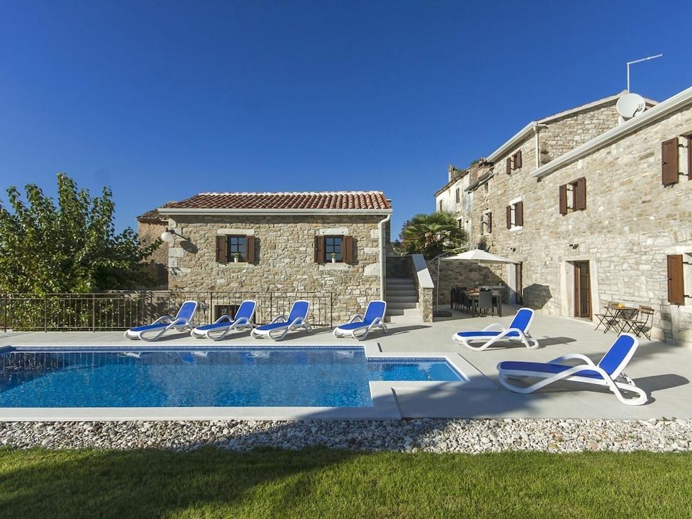 Charming Villa in Grožnjan With Swimming Pool Waterslide