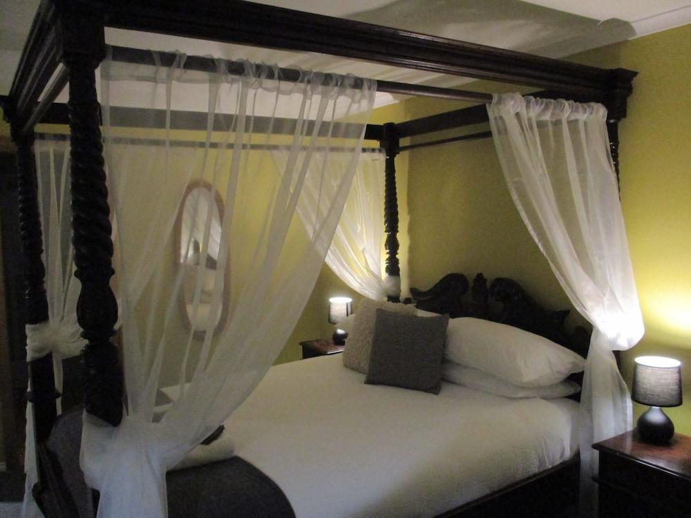 Dandenong Ranges Cottages Guestroom