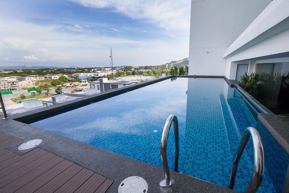 آيكونيك هوتل  بينانغ حمام سباحة مكشوف