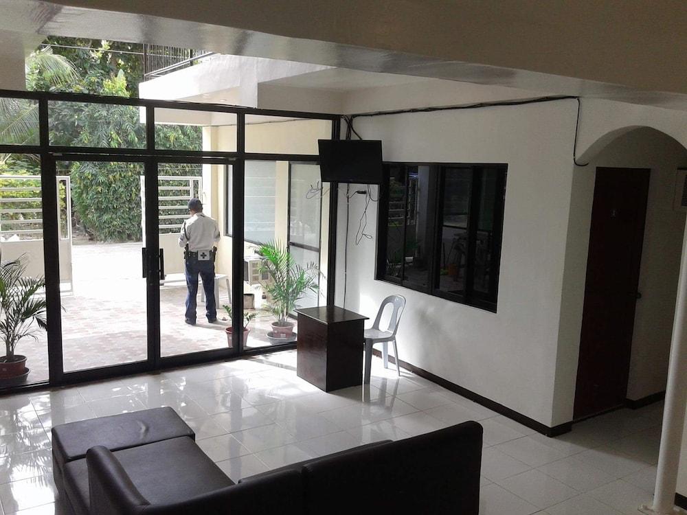 Luna Oslob Travellers Inn Lobby