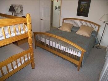 تيمبر تو بيد 2 باثروم  تو بدروم كوندو باي ريدآونينغ غرفة ضيافة