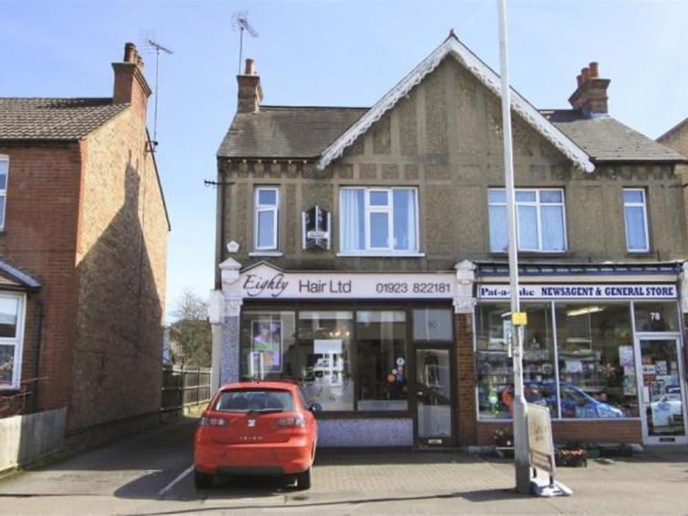 سوفيستيكاتيد فيلا إن لندن ويذ نيتفليكس نير جولف كورسي الصورة الأساسية