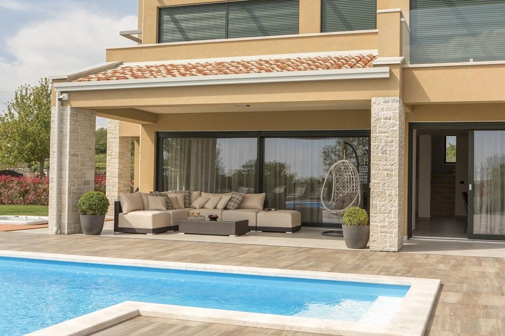 Spacious Villa With Private Pool and Jacuzzi in Porec Exterior