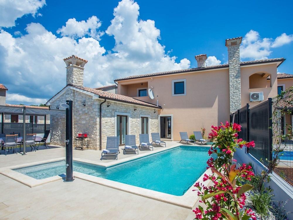 Well Maintained Holiday Home With Private Pool and Panoramic View Near the Beach