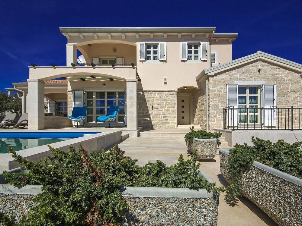 Cozy Villa in Kastelir With Swimming Pool