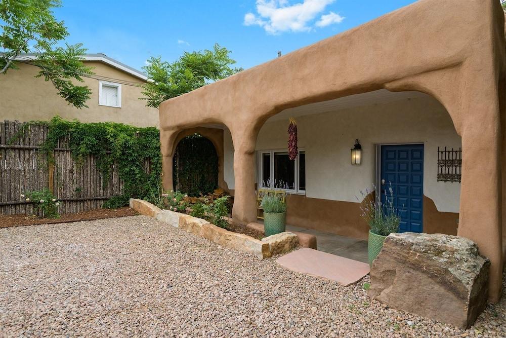 كاسا دي ترينيداد - هيستوريك رايليارد أدوب، ووك تو ذا بلازا المنطقة الخارجية