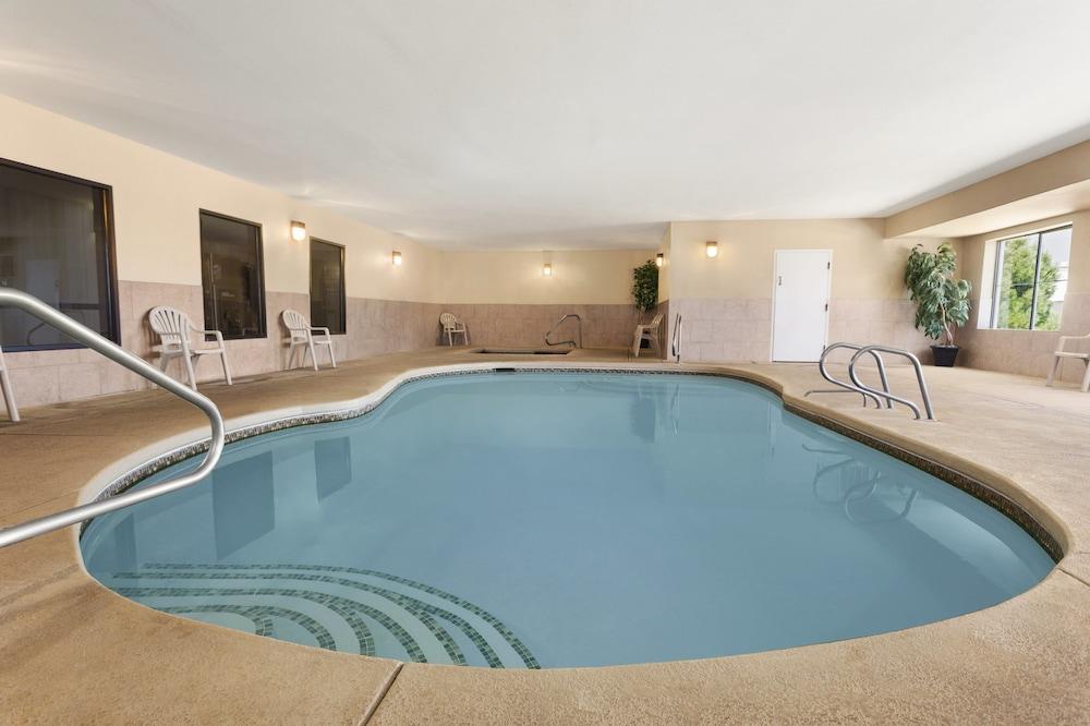 كانتري إن آند سويتس باي راديسون، هوبز، نيو مكسيكو حمام سباحة مغطى