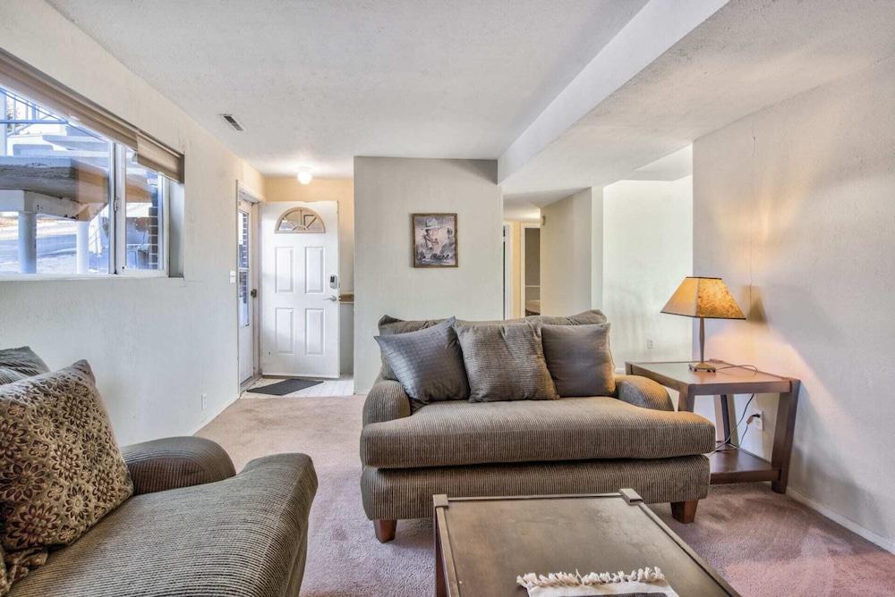 2BR Pikes Peak Views Garden of Gods Dog-friendly!