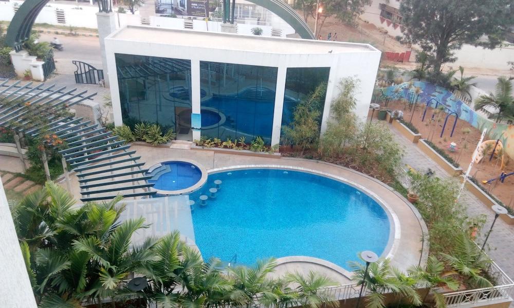 Rishon Suite Outdoor Pool