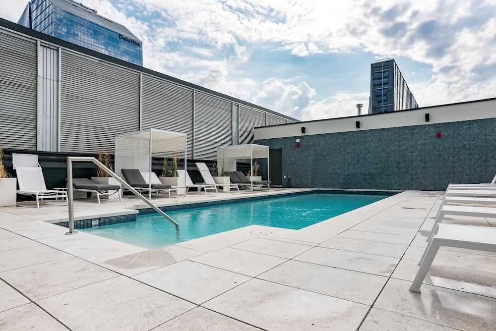 لاكشري هوم إن داونتاون مونتريال حمام سباحة على السطح