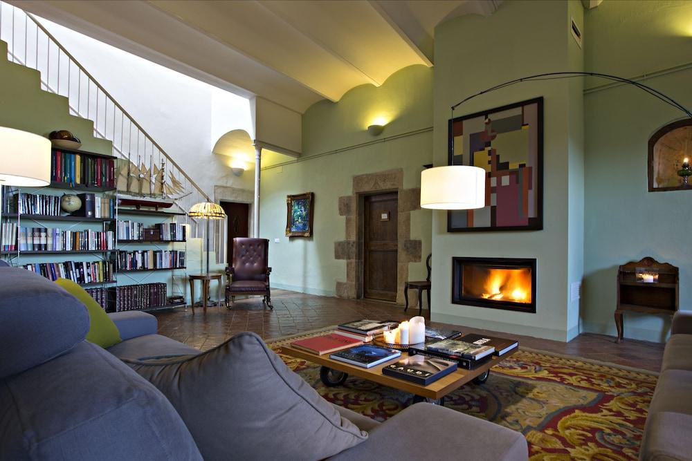 Encís d Empordà Lobby Sitting Area