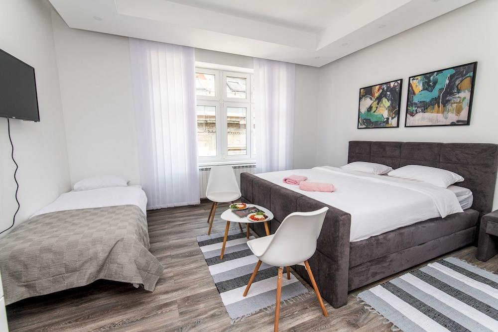 مودرن ستوديو فور 3 بيبول إن ذا هارت أوف ذا سيتي سنتر غرفة