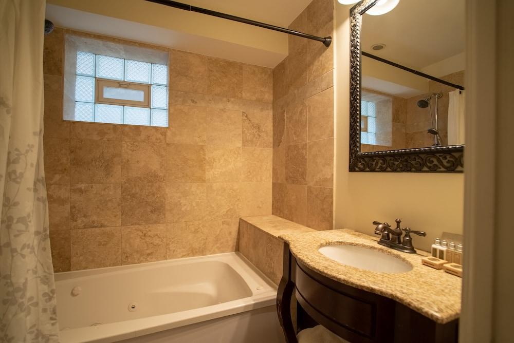 أولد تاون سويتس أوبيريتيد باي روسكوي فيليدج جيست هاوس حمام