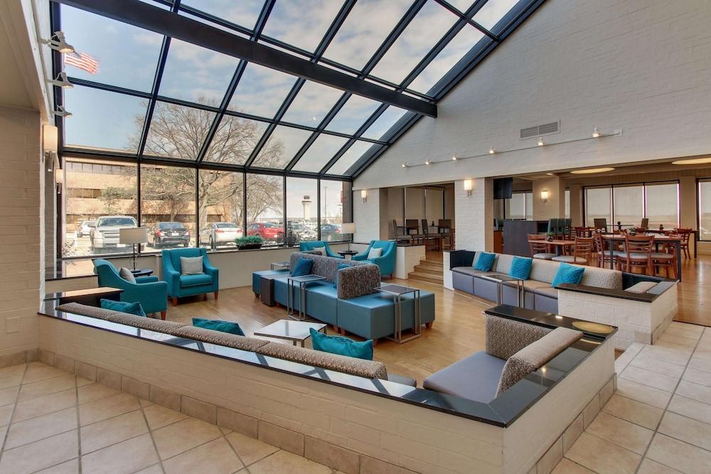Pear Tree Inn St. Louis Airport Lobby