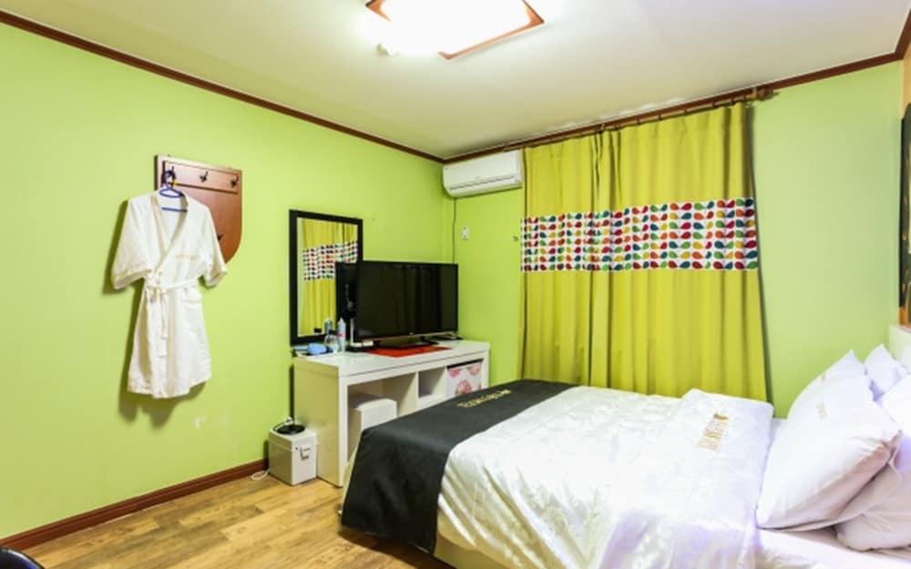 Jeongdongjin Motel Room