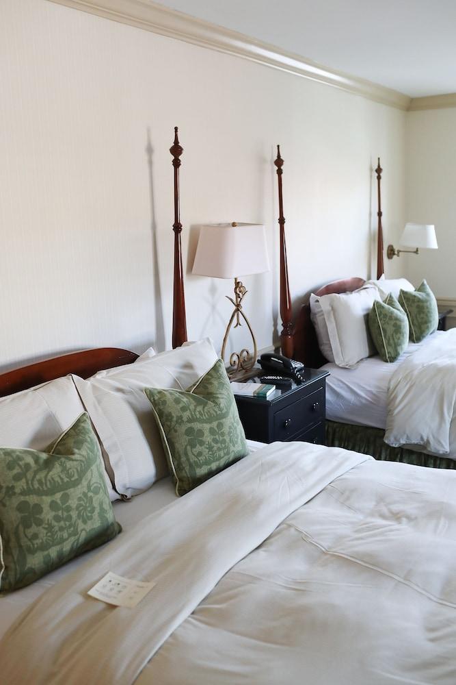 جولدن بلاو إن آت بيدليرز فيليج غرفة