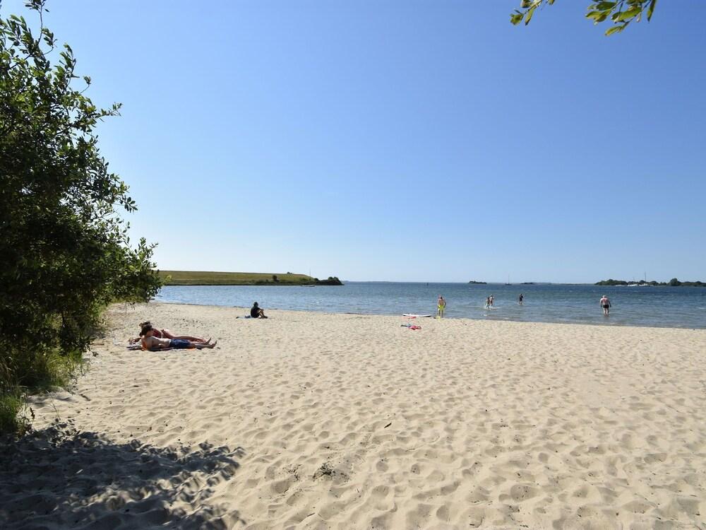 كوزي هوليداي هوم ويذ لارج جاردن المنطقة الخارجية