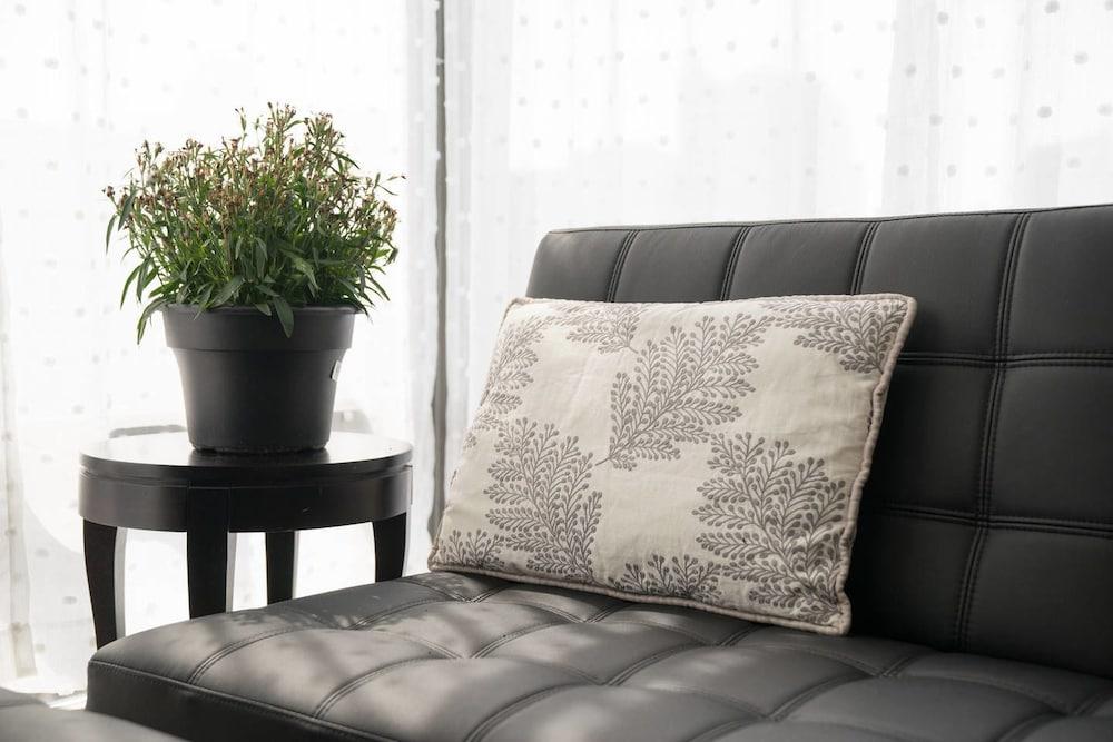 يوركفيل فانتاسي يونج آند بلور 2 بد رومز 2 بي تي غرفة معيشة