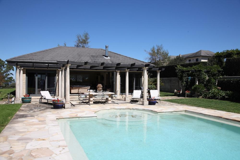 ليندين هول حمام سباحة مكشوف