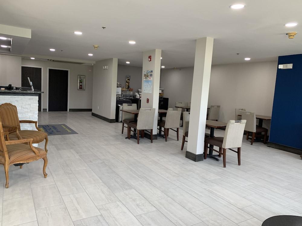 ميكروتل إن آند سويتس باي ويندام كلار... منطقة الجلوس في الردهة