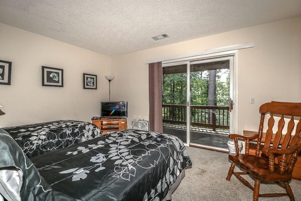 Forest View Home With Wifi and BBQ on the Deck - Unit 449 by Redawning Room
