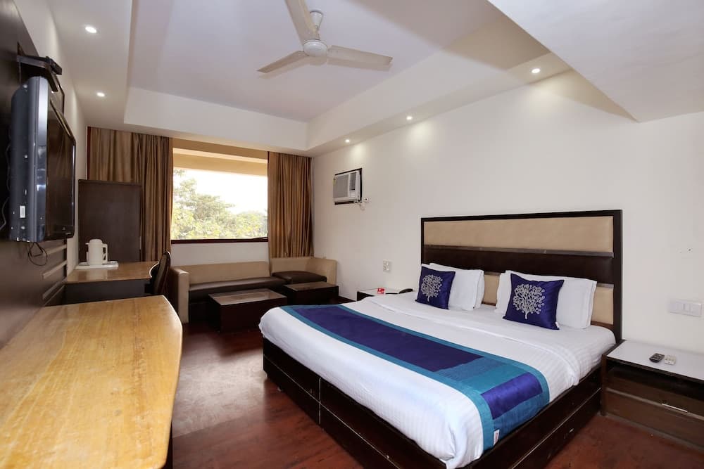 OYO 10144 Hotel Southend Featured Image