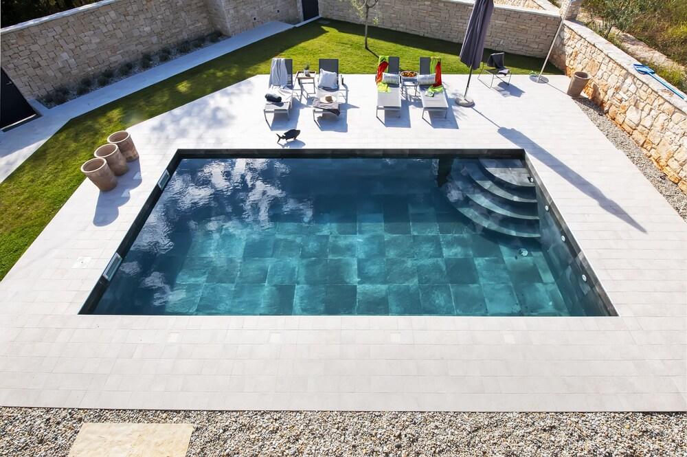 فيلا ريناتا ويذ بول آند سونا زحليقة مائية