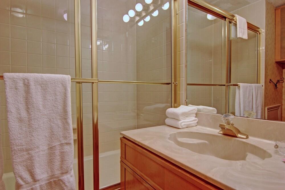 River Safari #303 IC by RedAwning Bathroom