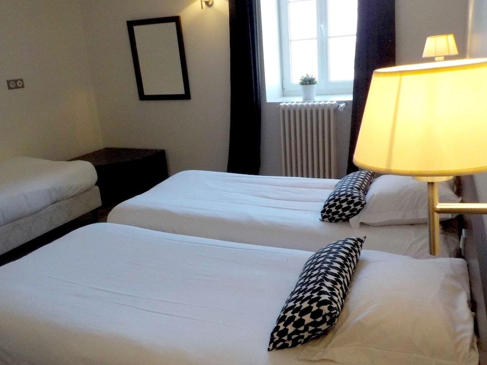 Logis Hôtel de Bretagne Room