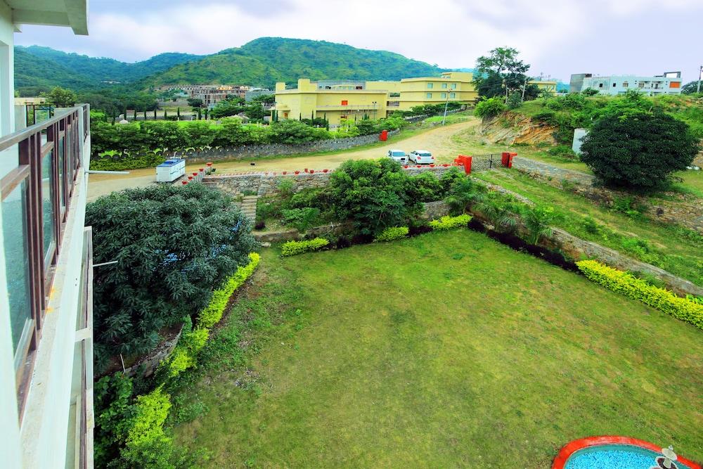 رانج بهاوان إن - إيه ليك فيو هوتل منظر من الجو