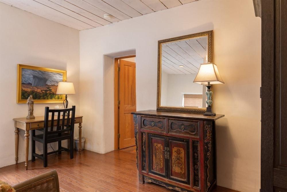 تيكولوت - أوثينتيك هوم رايت نيكست تو ذا بلازا، هوت توب، روف ديك داخلي