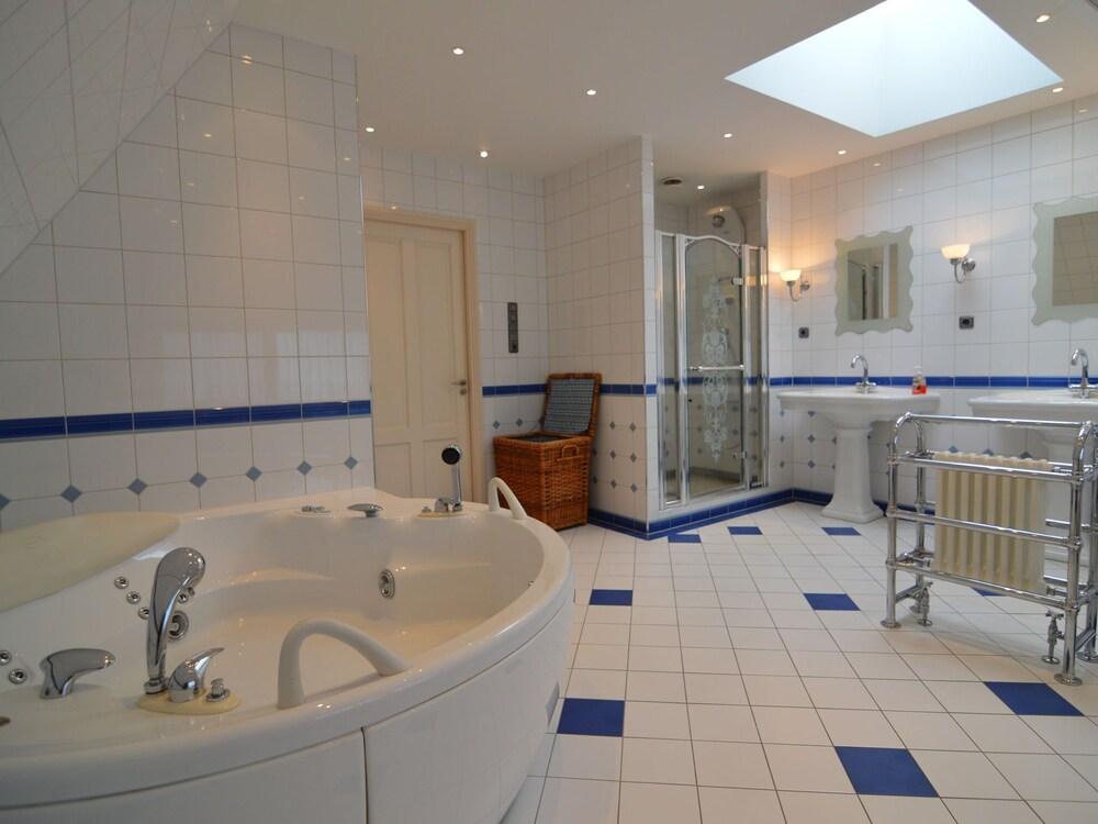 لاكوريوس مانشين إن دي تايك ويذ هوت توب حمام