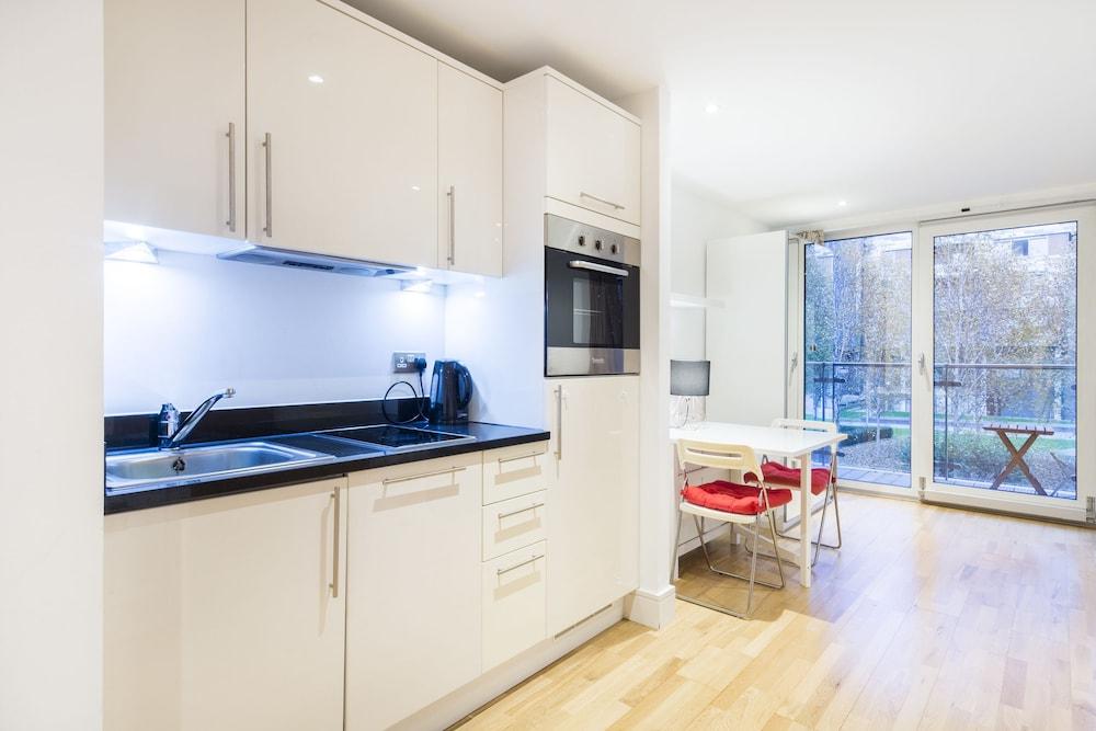 Modern Apt. in the Heart of Docklands Private kitchen